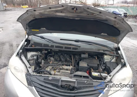 2011 Toyota Sienna Le V6 z USA, uszkodzony, nr VIN 5TDKK3DC5BS089489